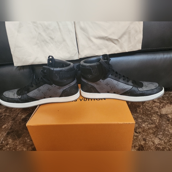Louie Vuitton Rivoli Sneakers 13 - Picture 1 of 6
